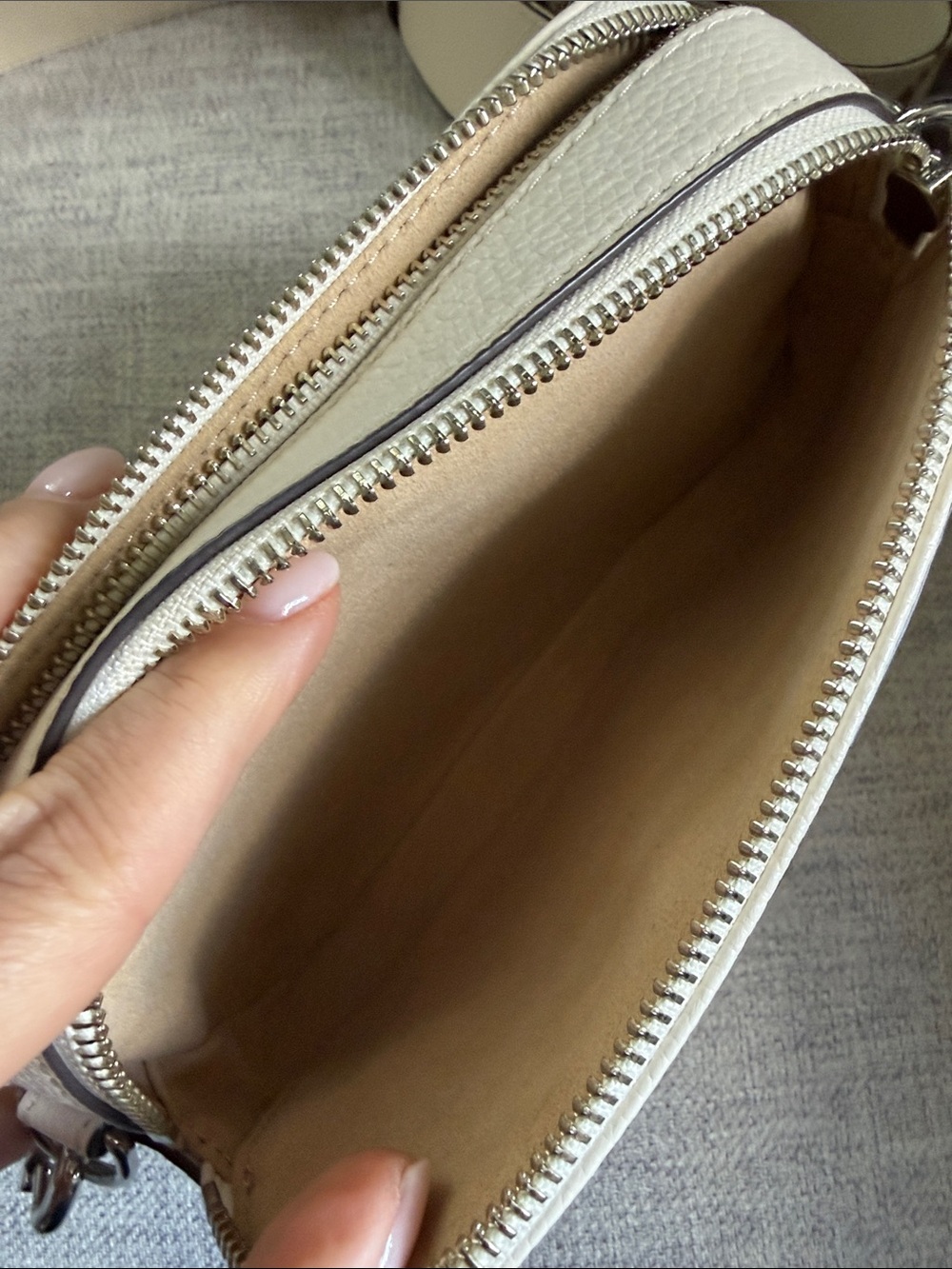 Tory Burch Cream Pebbled Leather Camera Bag with Logo Jacquard Strap - Picture 2 of 8